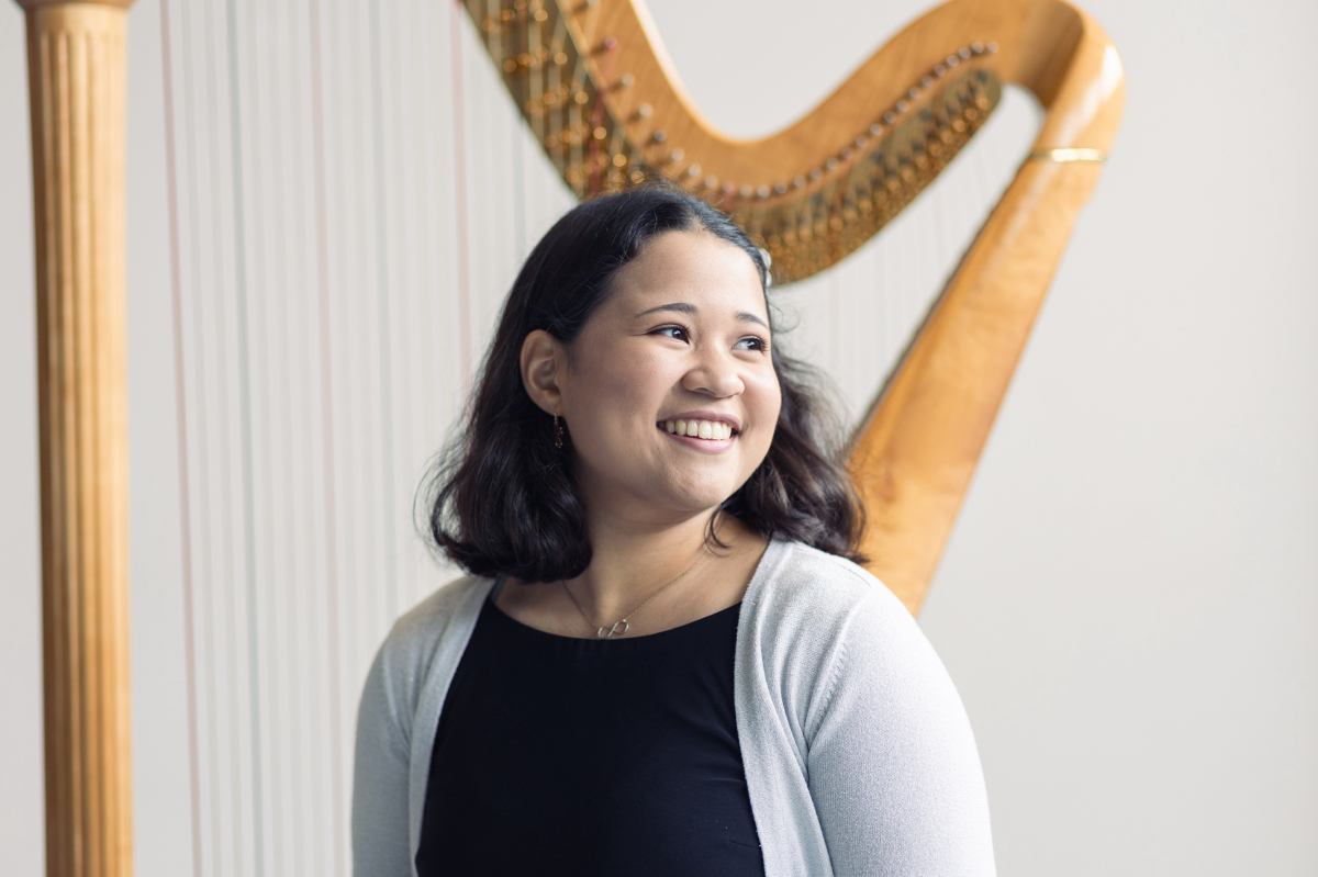 Ren&eacute;e Murphy with harp